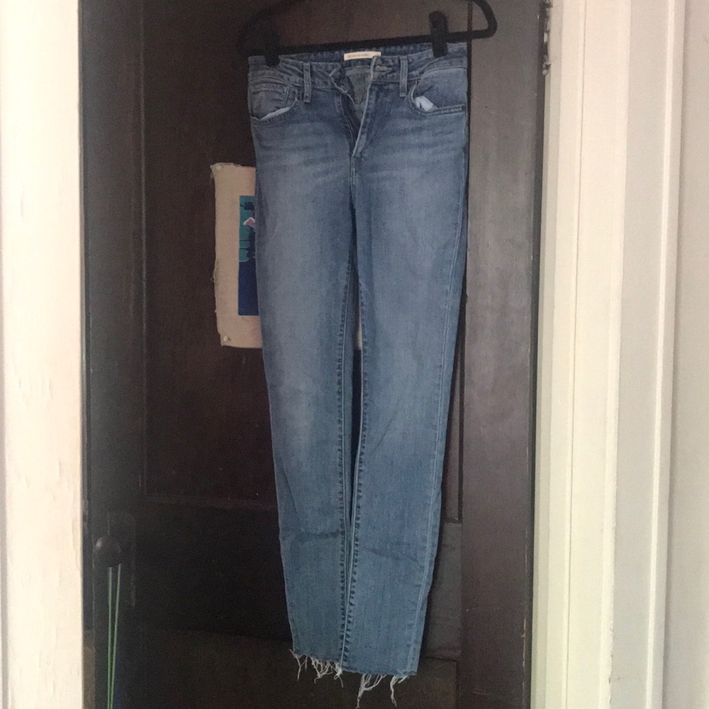 Higher rise LEVI jeans w/ frayed bottoms